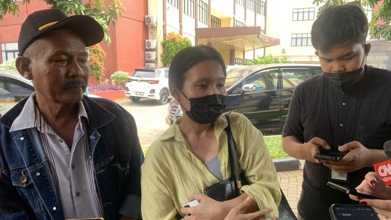 Keluarga Dian Cahyani, korban hilang pasca kebakaran Glodok Plaza Jakarta Barat, masih mencari informasi keberadaan Dian yang pamit pergi ke Jakarta sebelum kejadian dan hingga kini belum kembali.