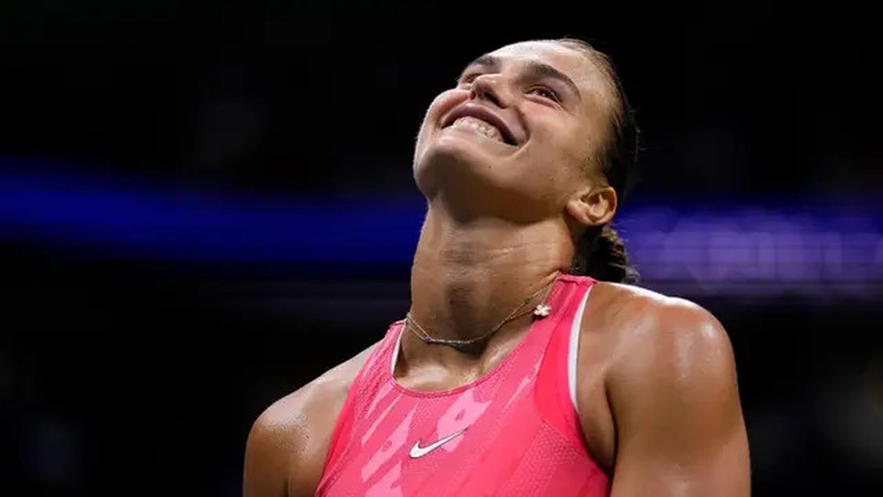 Aryna Sabalenka, dari Belarusia, bereaksi selama tiebreak melawan Madison Keys, dari Amerika Serikat, dalam semifinal tunggal putri kejuaraan tenis AS Terbuka, Jumat, 8 September 2023, di New
