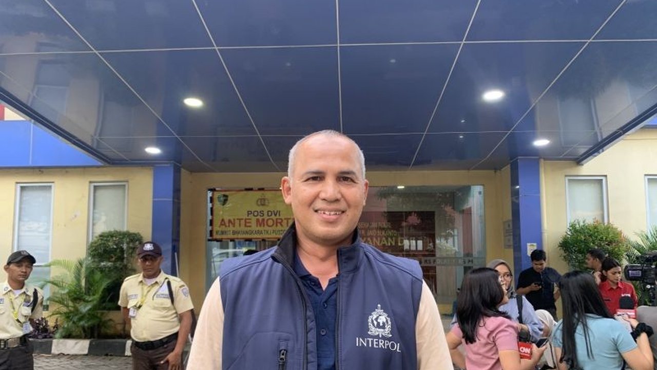 Rumah Sakit Polri Kramat Jati kesulitan mengidentifikasi jenazah korban kebakaran Glodok Plaza karena kondisi jasad yang terbakar parah dan jumlah korban yang belum pasti, sehingga proses identifikasi diperkirakan memakan waktu hingga dua pekan.