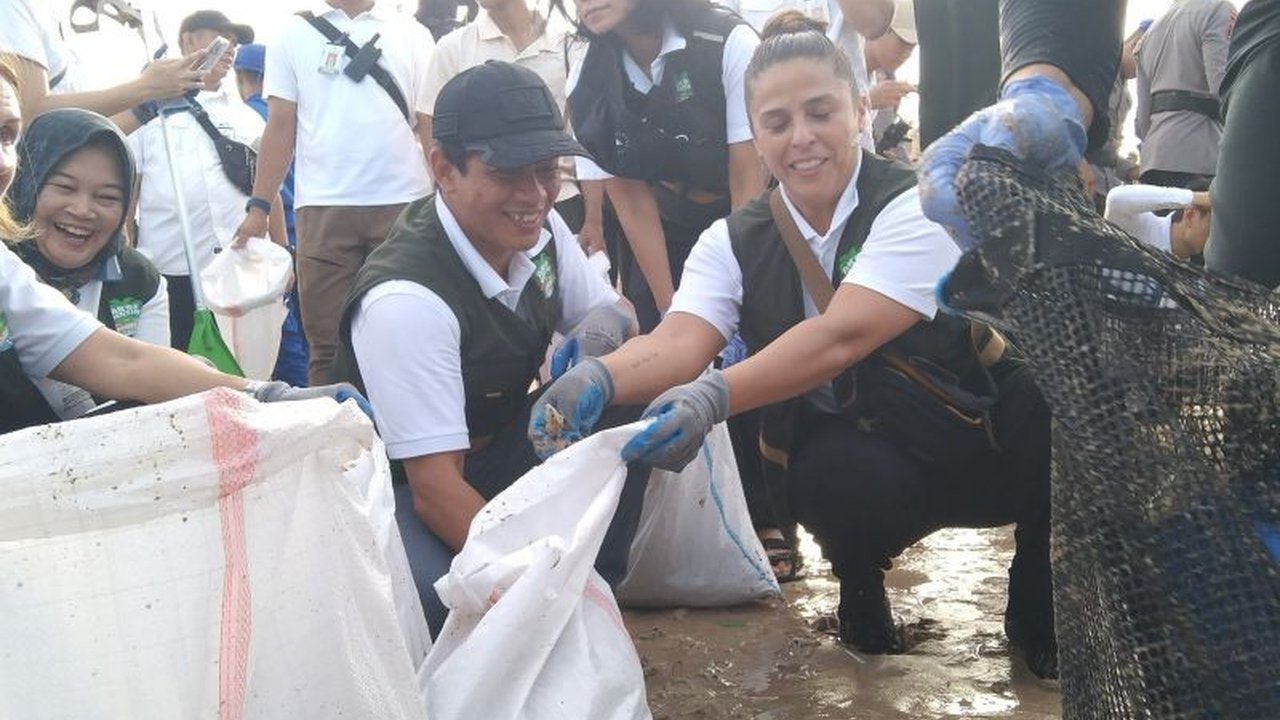Tiga menteri dan beberapa duta besar negara sahabat bergabung dalam aksi bersih-bersih sampah plastik di Pantai Kedonganan, Bali, melibatkan ribuan peserta dan alat berat untuk mengatasi masalah sampah laut di kawasan wisata tersebut.