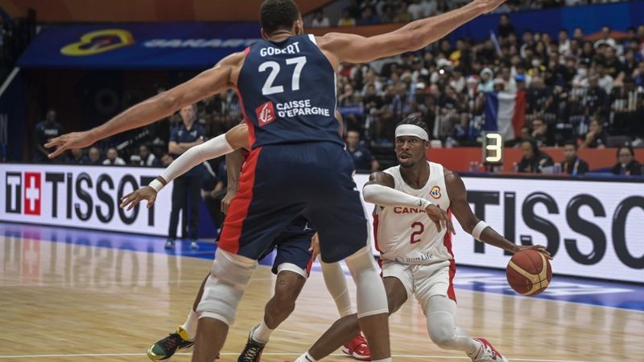 Shai Gilgeous-Alexander dari Oklahoma City Thunder memimpin klasemen kandidat MVP NBA 2025 berkat performa impresifnya, diikuti oleh Nikola Jokic dan Giannis Antetokounmpo.