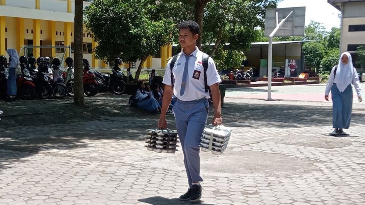 Dinas Pendidikan Kota Mataram memulai uji coba program Makan Bergizi Gratis (MBG) tahap dua di Kecamatan Sekarbela pada 20 Januari 2025, menargetkan 3.000-3.500 siswa dari berbagai jenjang pendidikan.