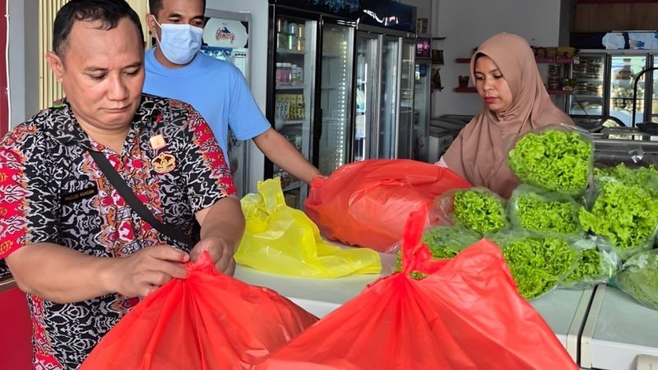 Rumah Tahanan Negara (Rutan) Kelas IIA Palu sukses memasarkan hasil budidaya selada hidroponik warga binaannya kepada pelaku usaha lokal, membuktikan program pembinaan yang efektif dan berdampak positif.