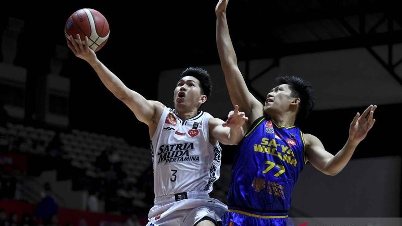 Satria Muda Jakarta berhasil meraih kemenangan ketiga beruntun di IBL 2024 dengan skor meyakinkan 90-56 atas Satya Wacana Salatiga, memimpin klasemen sementara.