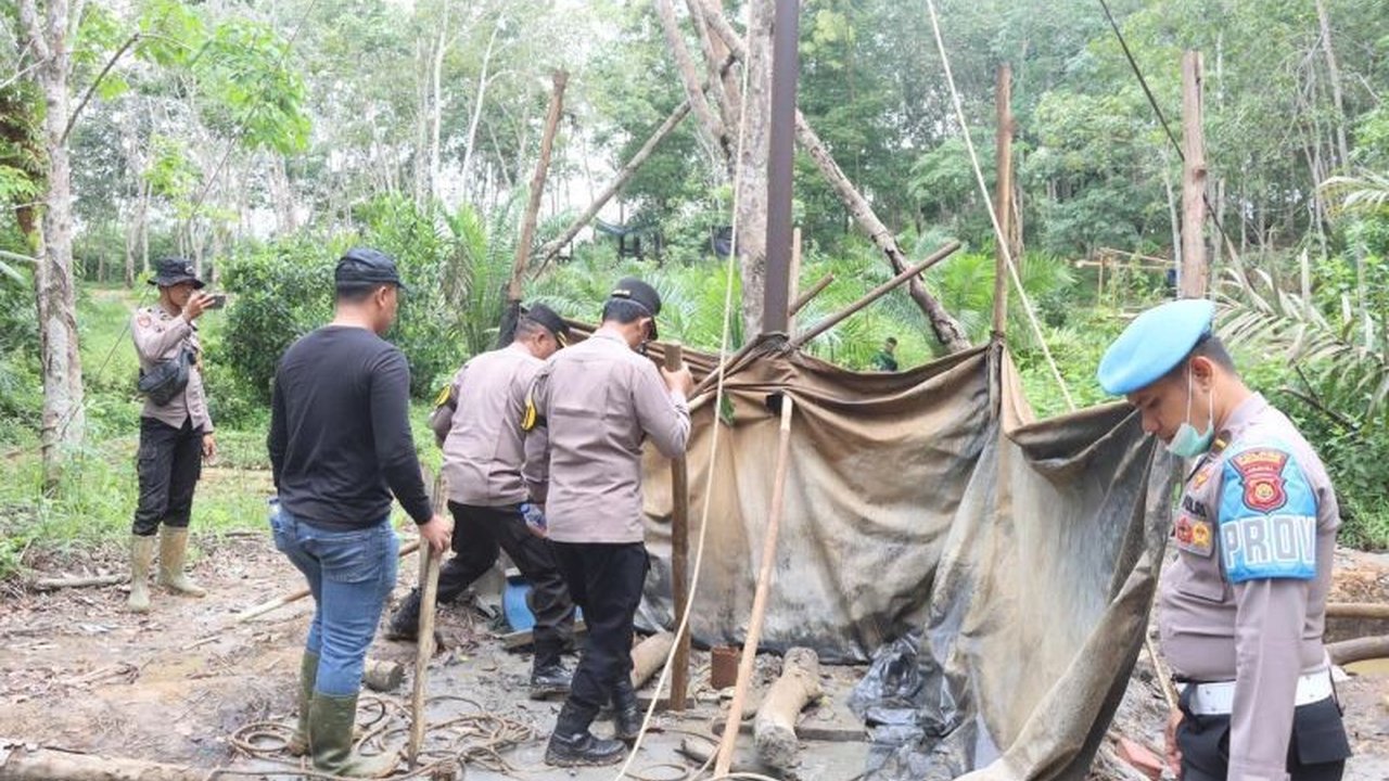 Polri, TNI, dan Satpol PP Jambi menertibkan 53 sumur minyak ilegal di Tahura Batanghari, yang sempat terbakar dan menyebabkan korban jiwa, guna menjaga lingkungan dan keselamatan warga.