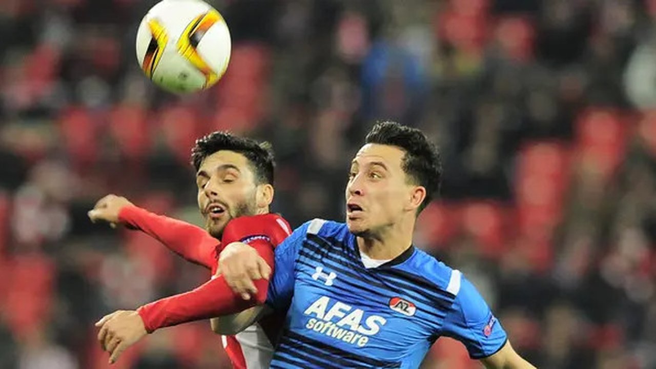 Gelandang AZ Alkmaar, Thom Haye (kanan) berduel dengan pemain Athletic Bilbao,  Eneko Boveda dalam laga fase grup Liga Europa 2014/2015. (AFP/Ander Gillenea)