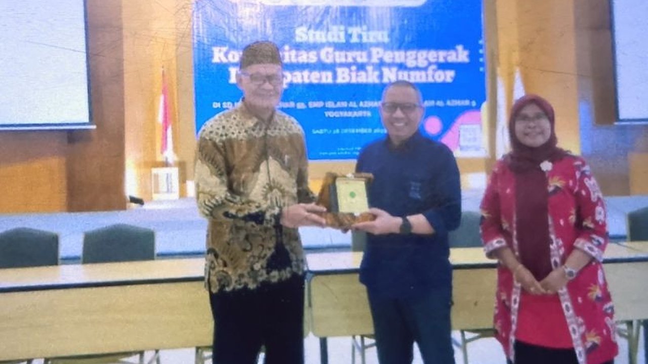 Kemendikdasmen menyalurkan dana BOSP Kinerja 2024 sebesar Rp630 juta kepada 16 sekolah di Biak Numfor, Papua, sebagai apresiasi atas kinerja dan peningkatan mutu pendidikan.