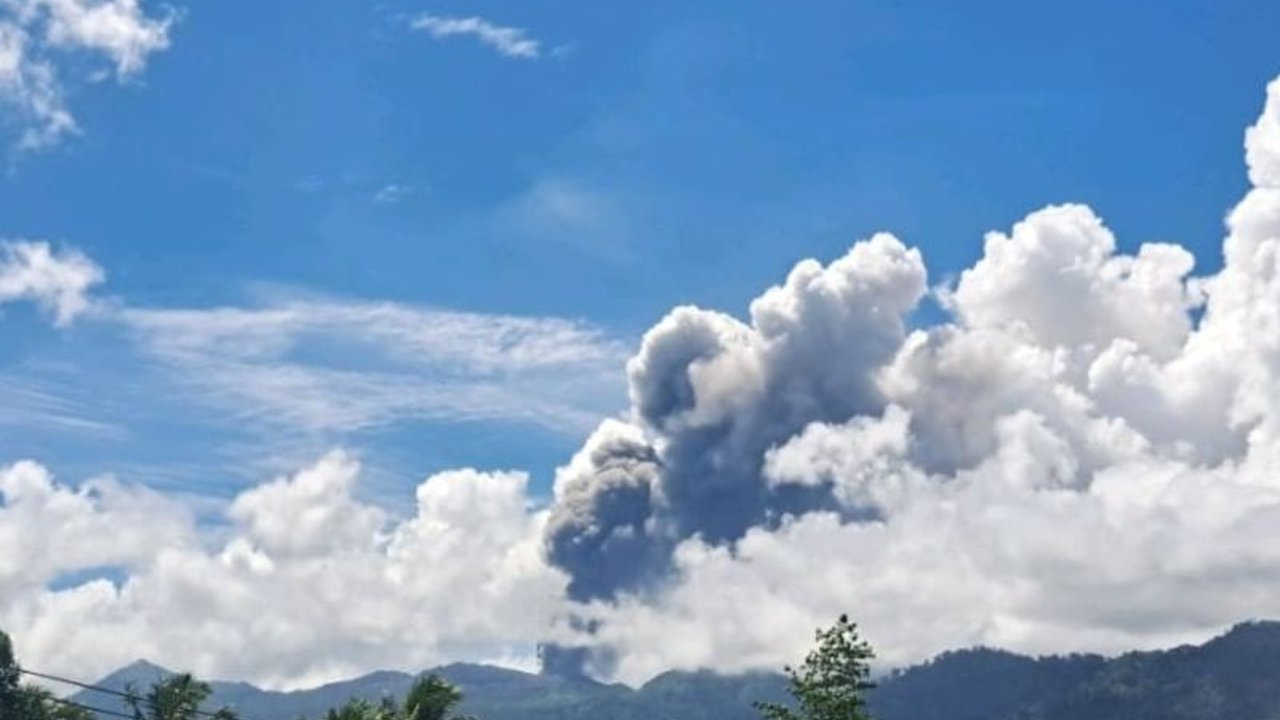 Gunung Dukono di Halmahera Utara, Maluku Utara erupsi pada Minggu, 19 Januari 2024, pukul 11:47 WIT, menyemburkan abu vulkanik setinggi 1,1 kilometer dan berstatus Waspada (Level II).