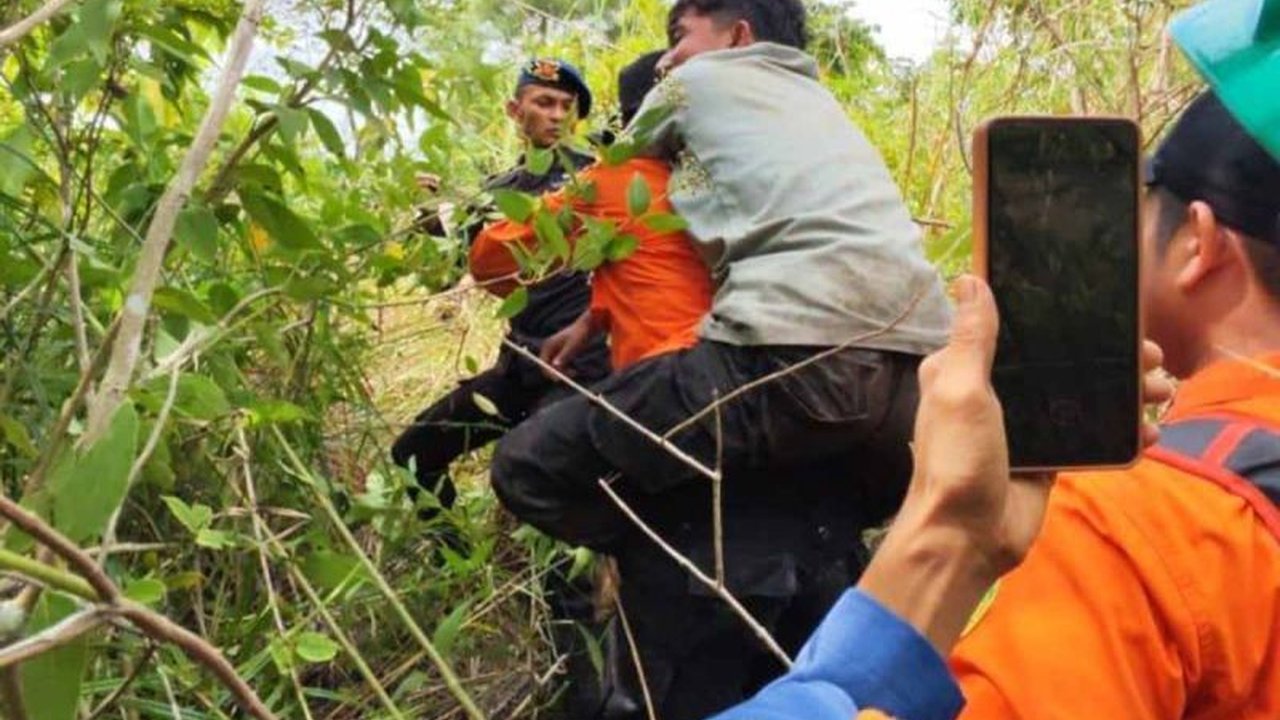 Setelah dilaporkan hilang di Gunung Seulawah, Aceh Besar sejak Jumat malam, seorang remaja ditemukan selamat oleh tim SAR gabungan dalam kondisi kelelahan.