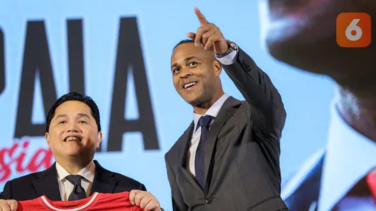 Ketua PSSI, Erick Thohir, dan pelatih anyar Timnas Indonesia, Patrick Kluivert, dalam sesi konfrensi pers di Hotel Mulia, Jakarta, Minggu (12/1/2025) sore WIB. (Bola.com/Bagaskara Laz