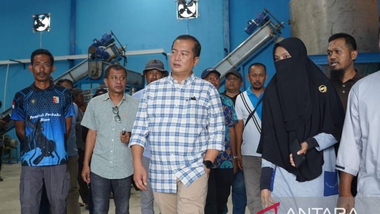 Gubernur NTB terpilih, Lalu Muhammad Iqbal, mendukung program swasembada garam nasional dan mengunjungi pabrik garam di Bima, NTB, yang ditargetkan memproduksi 20.000 ton garam per tahun untuk memenuhi kebutuhan nasional dan meningkatkan kesejahteraan pet