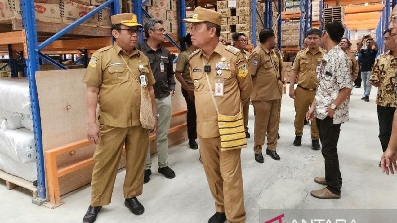 Pemerintah Provinsi Papua mewajibkan ASN menggunakan tas noken setiap Kamis untuk melestarikan budaya Papua dan mendorong perekonomian lokal, kebijakan ini mendapat dukungan dari perajin lokal.