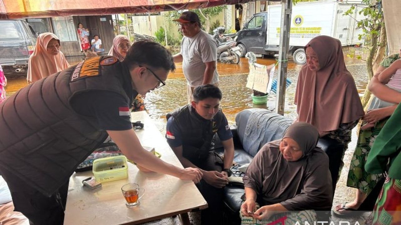 Tim RS Bhayangkara Banjarmasin memberikan layanan kesehatan kepada 52 warga di dua kelurahan yang terdampak rob, menangani berbagai keluhan kesehatan seperti ISPA, hipertensi, dan masalah pencernaan, serta memberikan edukasi kesehatan.