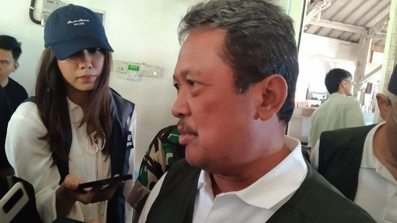Menteri KKP menyatakan adanya kelompok nelayan yang mengklaim memasang pagar laut di perairan Tangerang;  pihak KKP telah memanggil kelompok tersebut namun belum hadir dan kini meminta bantuan kepolisian untuk penyelidikan.