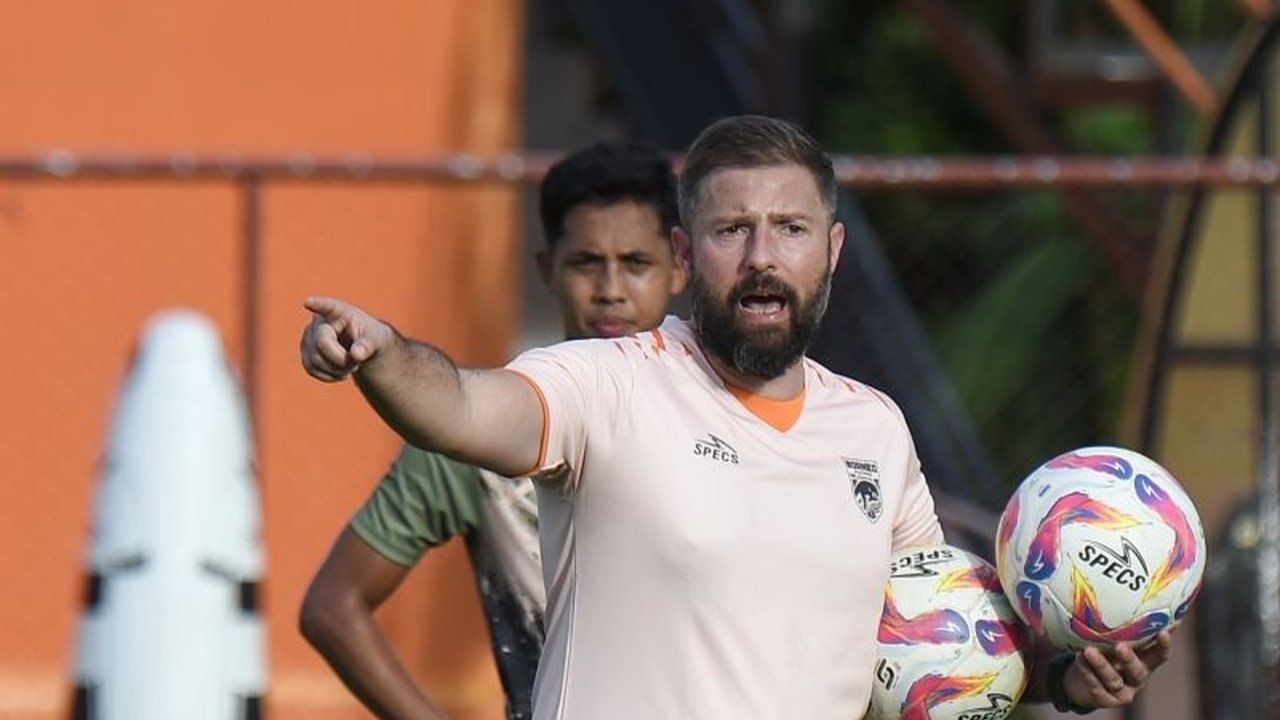 Pelatih baru Borneo FC, Joaquin Gomez, sukses membawa timnya meraih kemenangan 3-1 atas Arema FC pada laga debutnya di Liga 1 Indonesia, Minggu (19/1), di Stadion Batakan, Balikpapan.