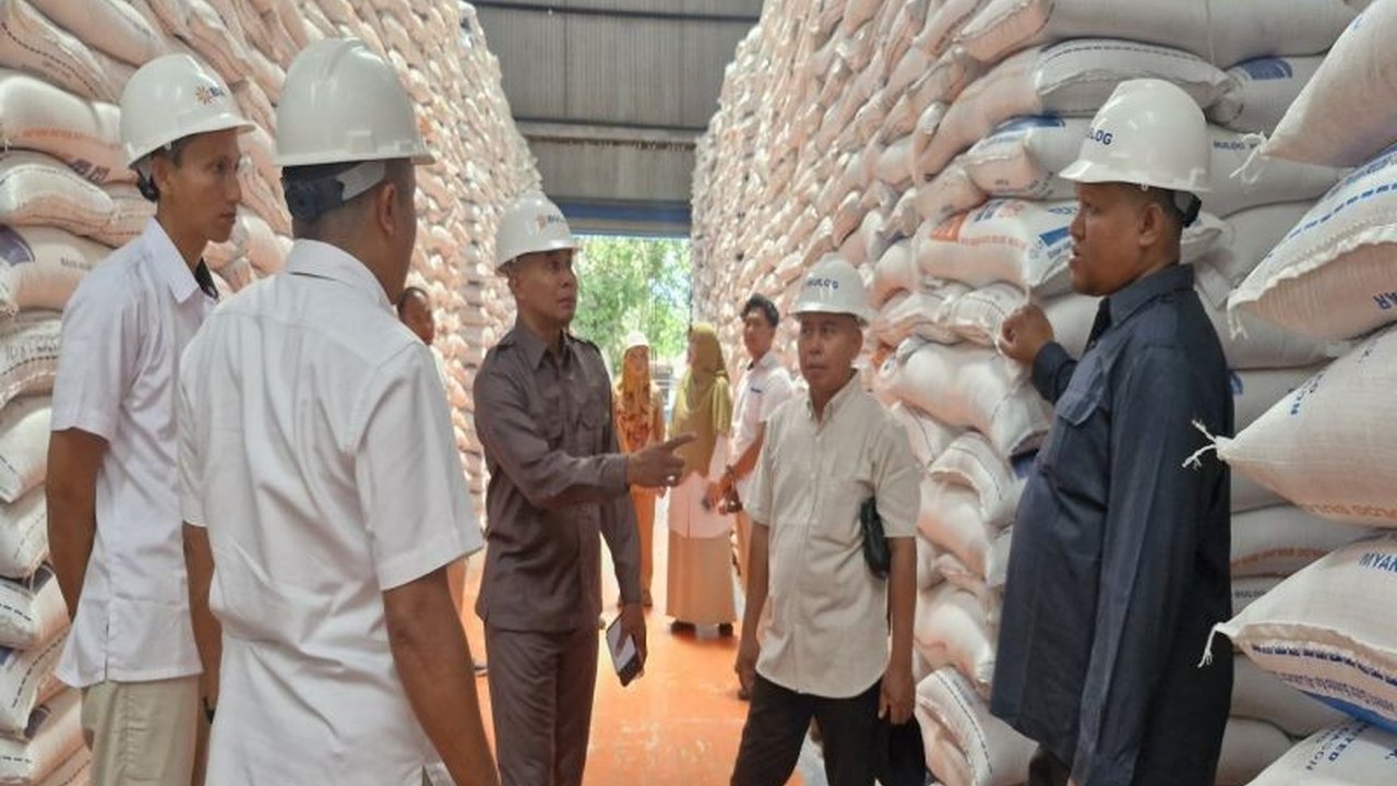 Dinas Pertanian Kulon Progo mengimbau petani untuk menahan penjualan gabah jika harga di bawah Harga Pembelian Pemerintah (HPP) Rp6.500/kg, sementara Bulog masih berupaya meningkatkan serapan gabah dari petani.
