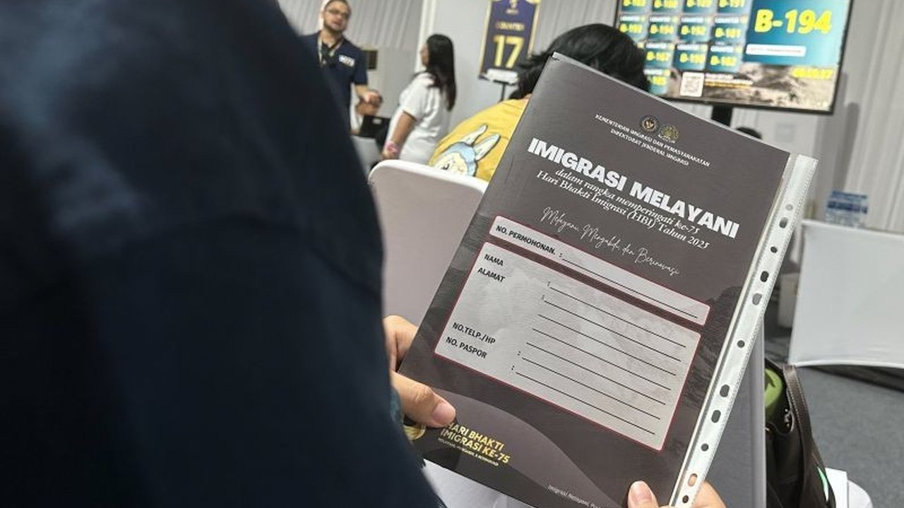 Menteri Imipas, Agus Andrianto, mengumumkan desain paspor Indonesia yang baru untuk meningkatkan kualitas dan peringkat paspor Indonesia di Henley Passport Index, ditargetkan rilis pada 17 Agustus 2025.