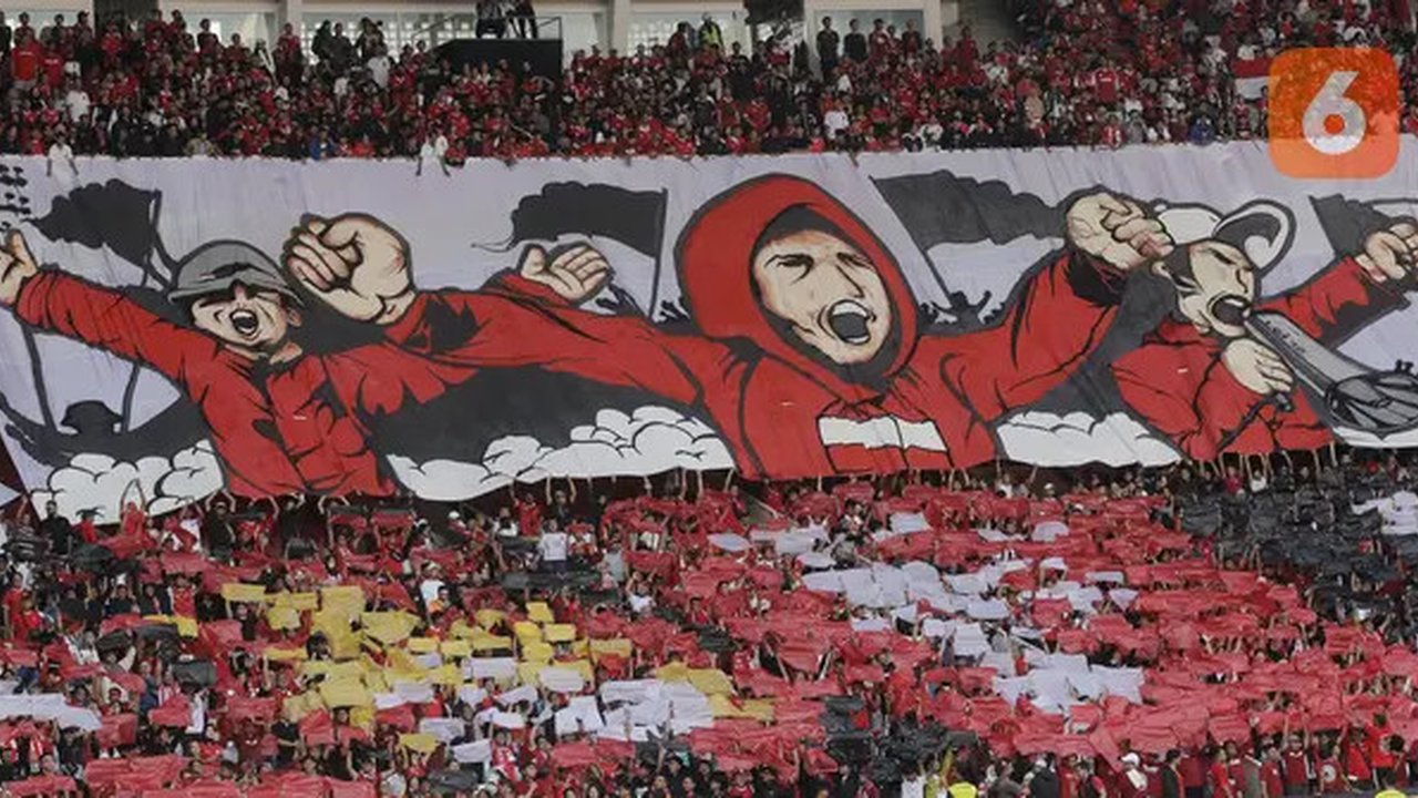 Koreografi dan spanduk raksasa ditampilkan suporter Indonesia, Ultras Garuda saat Timnas Indonesia menghadapi Irak pada laga Grup F putaran kedua Kualifikasi Piala Dunia 2026 zona Asia di