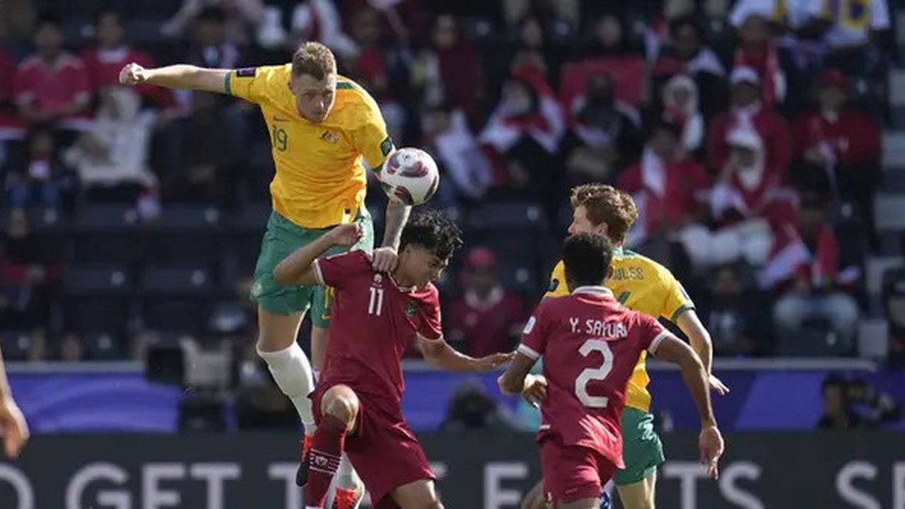 Pertarungan udara antara Harry Souttar dan Rafael Struick terjadi saat pertandingan Australia melawan Indonesia di babak 16 besar Piala Asia 2023, Minggu 28 Januari 2024.