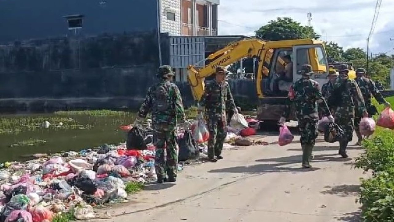 Kodim 0602/Serang dan Pemkot Serang berkolaborasi membersihkan tumpukan sampah di sepanjang Jalan Raya Warung Jaud, Kota Serang, Banten, melibatkan masyarakat dan alat berat untuk menjaga kebersihan lingkungan dan mempererat silaturahmi.