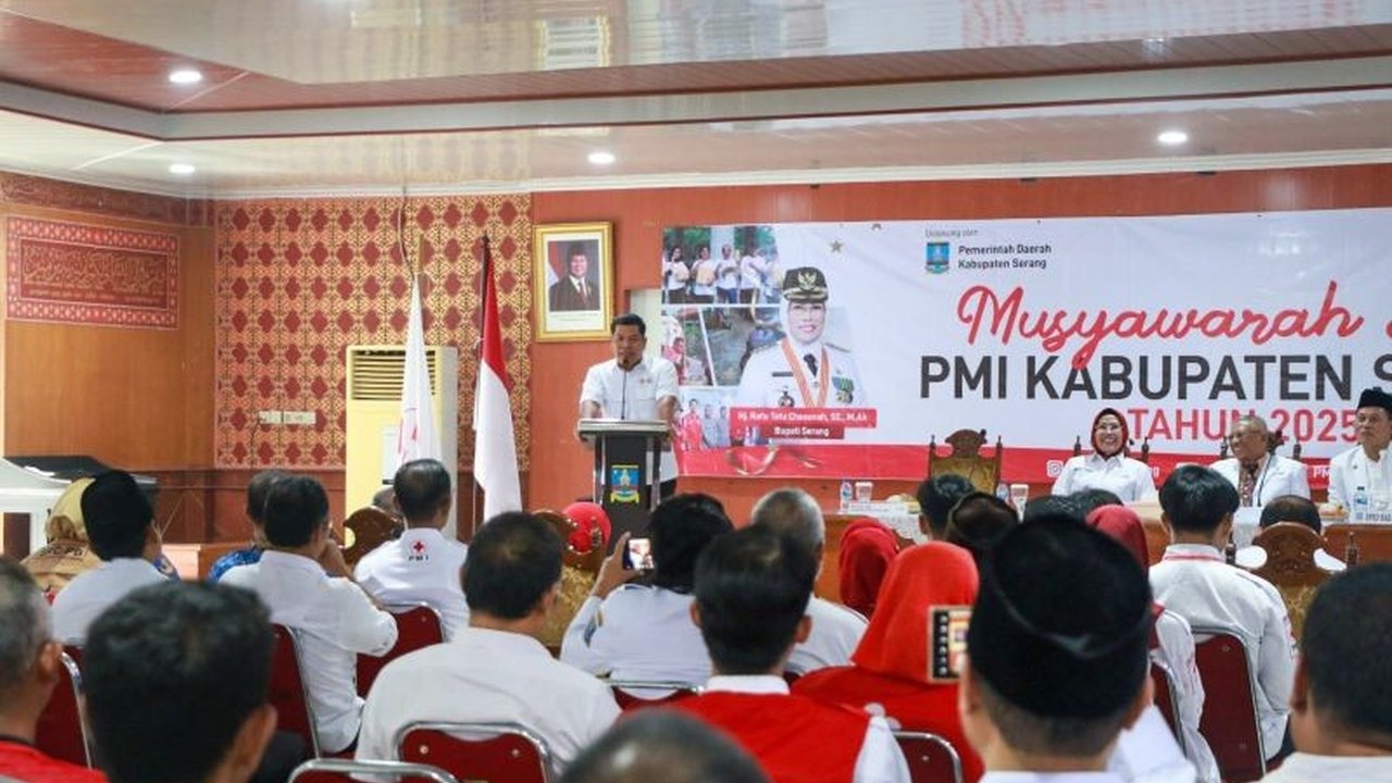 PMI Kabupaten Serang berhasil menyalurkan 18.000 kantong darah setiap tahunnya berkat kerjasama dengan masyarakat dan berbagai lembaga, serta kini tengah berinovasi dengan sistem digitalisasi pelayanan darah.