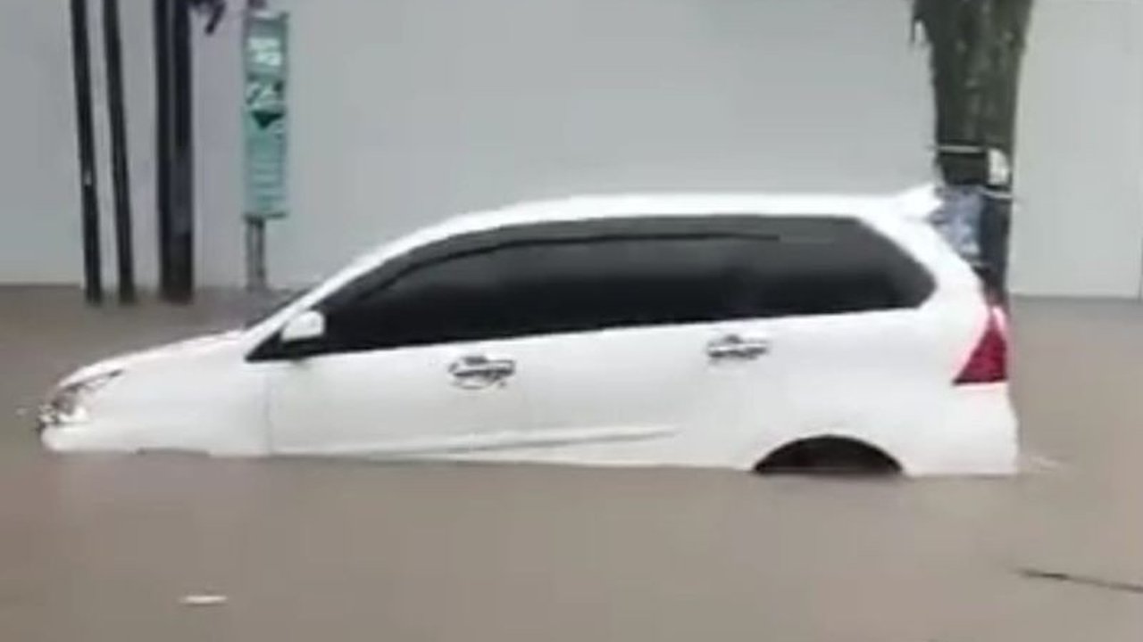 Banjir Jember: Ratusan Rumah Terendam, Mobil Terseret