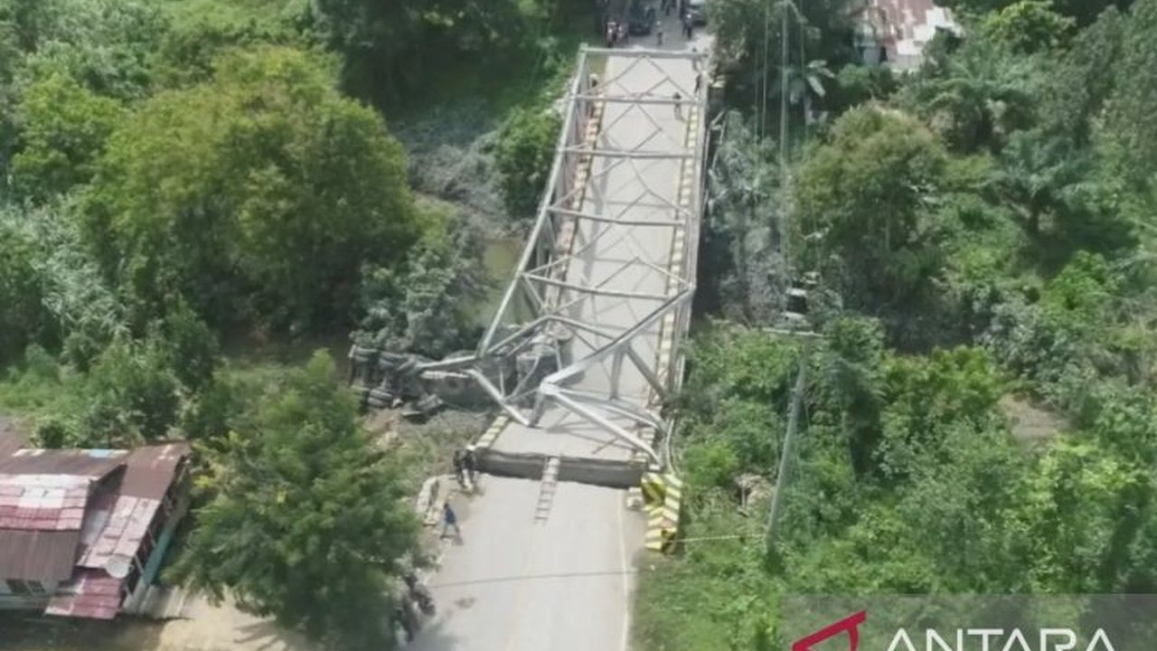 Ambruknya Jembatan Busui di Paser, Kalimantan Timur, akibat ditabrak truk pada Kamis (16/1) telah memutus akses Kaltim-Kalsel, sehingga Pemkab Paser langsung menyiapkan jalur alternatif dan melakukan penanganan.