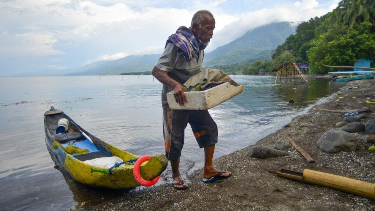 Penelitian BRIN memastikan pembangunan Pembangkit Listrik Tenaga Surya (PLTS) terapung di Danau Singkarak, Sumatera Barat, dirancang ramah lingkungan dan justru meningkatkan potensi wisata, serta memberikan dampak positif bagi masyarakat sekitar.