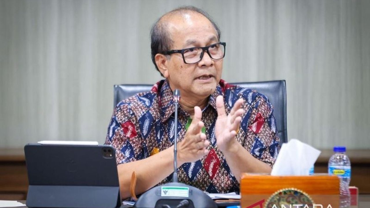 Kisah inspiratif Arif Rahman Hakim, putra desa yang berjuang keras hingga mencapai posisi puncak birokrasi, membuktikan bahwa keterbatasan bukan penghalang untuk meraih kesuksesan.