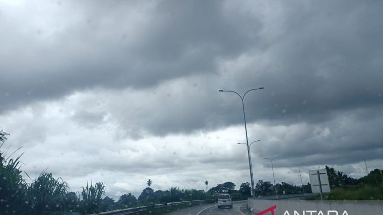BMKG memperingatkan potensi hujan lebat disertai petir dan angin kencang di Sulawesi Utara hingga 21 Januari 2025, meminta warga waspada terhadap risiko bencana.