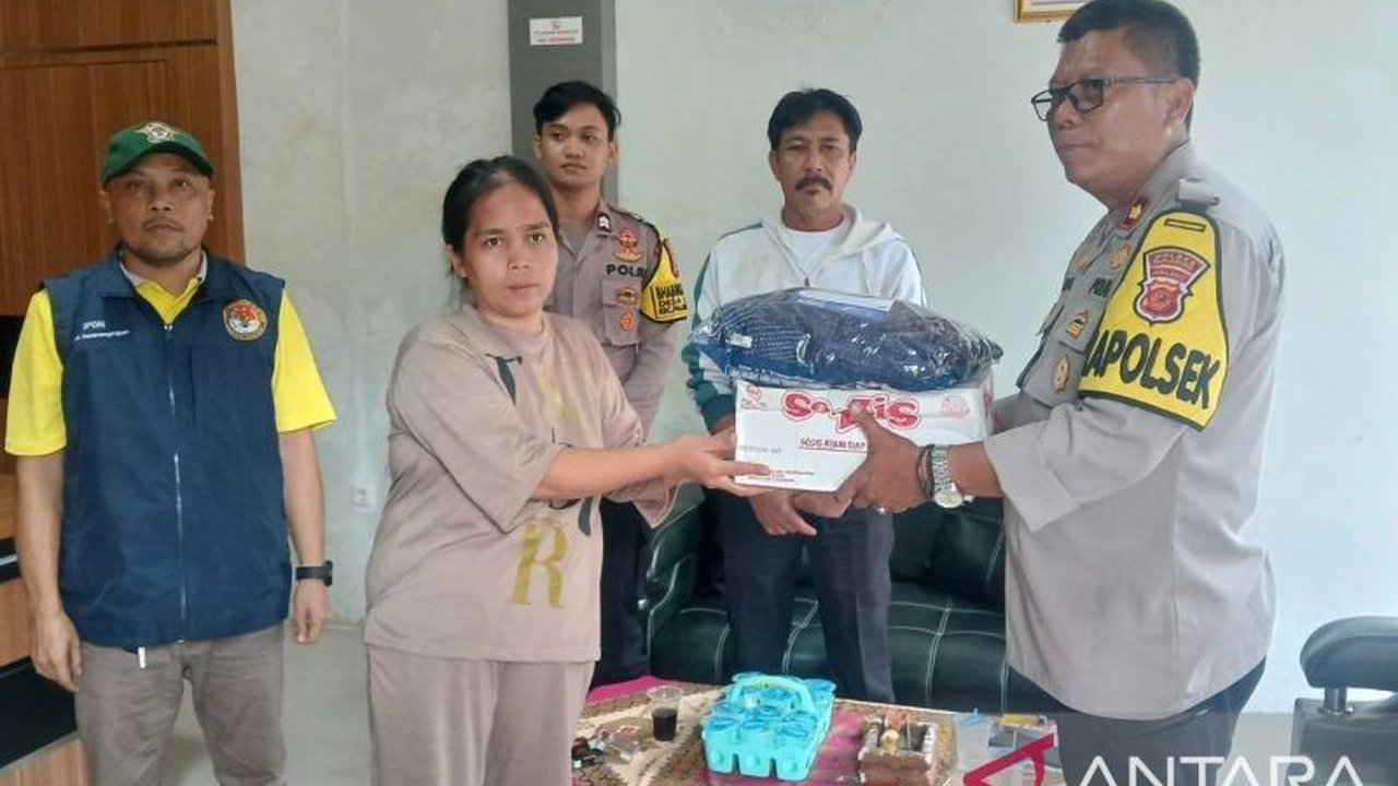 Forkopimcam Palabuhanratu memberikan bantuan darurat kepada 50 warga di Kampung Tegalega, Sukabumi, pasca-bencana pergerakan tanah yang merusak sembilan rumah pada 18 Januari 2024.