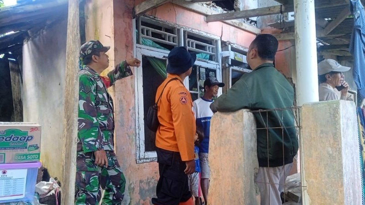 Gempa berkekuatan M4,3 yang mengguncang Sukabumi, Jawa Barat pada Sabtu dini hari mengakibatkan satu rumah di Cibadak rusak berat, namun tidak ada korban jiwa.