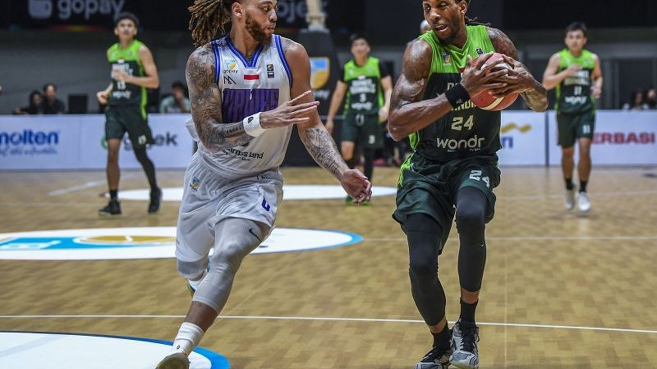 Borneo Hornbills berhasil mengalahkan Tangerang Hawks dengan skor 72-71 dalam pertandingan IBL 2025 di Tangerang, Minggu lalu,  naik ke peringkat delapan klasemen sementara.