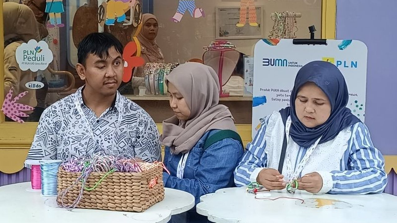 PLN UID Jabar sukses membantu UMKM Puka, bisnis sosial penyandang disabilitas di Bandung, meningkatkan omzet hingga 192 persen dan menembus pasar internasional melalui program TJSL.