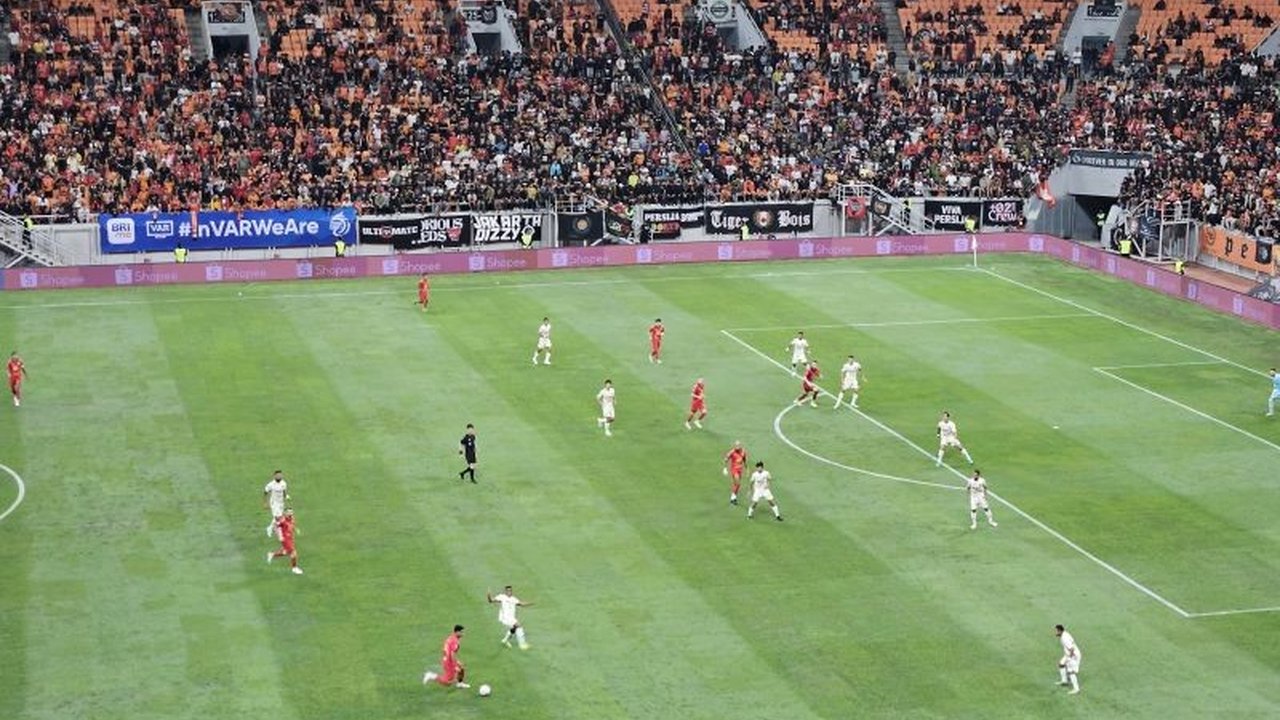 Persija Jakarta berhasil menyamakan poin dengan Persebaya Surabaya di klasemen Liga 1 setelah meraih kemenangan 2-0 atas Persita Tangerang di Jakarta International Stadium.