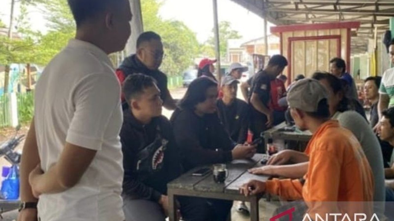 Polres Sukabumi Kota memburu geng motor 'Los Angels' yang menyerang warga di Jalan Pramuka, Sukabumi, mengakibatkan luka sayat pada satu korban, Minggu dini hari, setelah warga melakukan perlawanan.