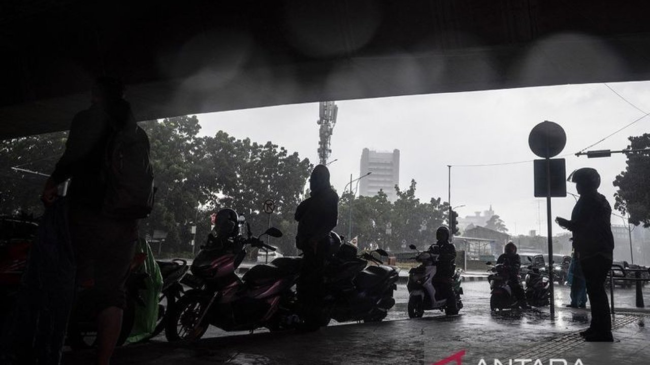 BMKG memprediksi hujan akan mengguyur sebagian besar wilayah Jakarta pada Jumat pagi, dengan intensitas bervariasi di setiap wilayah dan sepanjang hari.