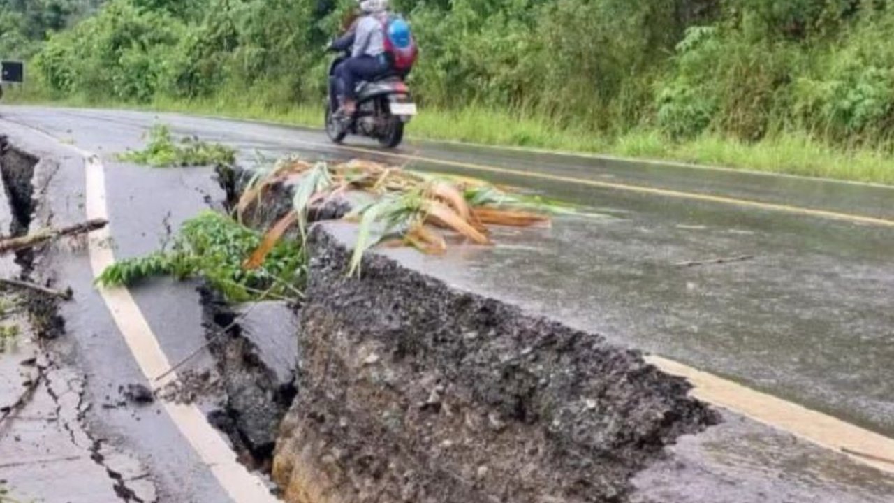 BPBD Tanah Bumbu menyatakan 80 desa di enam kecamatan rawan bencana alam seperti banjir dan longsor di puncak musim hujan, dengan upaya mitigasi berupa sistem peringatan dini dan relawan.
