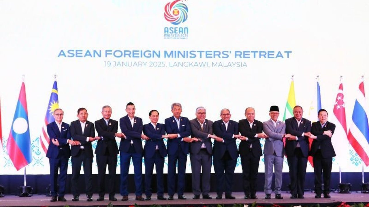 Pertemuan Menlu ASEAN di Langkawi, Malaysia, tekankan penguatan Komunitas ASEAN melalui tiga pilar utama dan visi strategis 2025-2045 untuk menghadapi dinamika global.