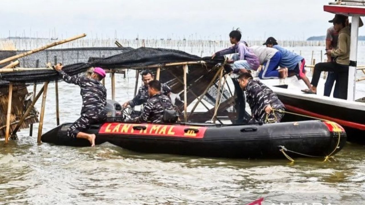 Berita ekonomi terkini meliputi klaim pemasangan pagar laut di Tangerang, proyek strategis nasional di PIK 2, pembangunan sekolah di daerah transmigrasi, serta pengawasan pupuk subsidi.