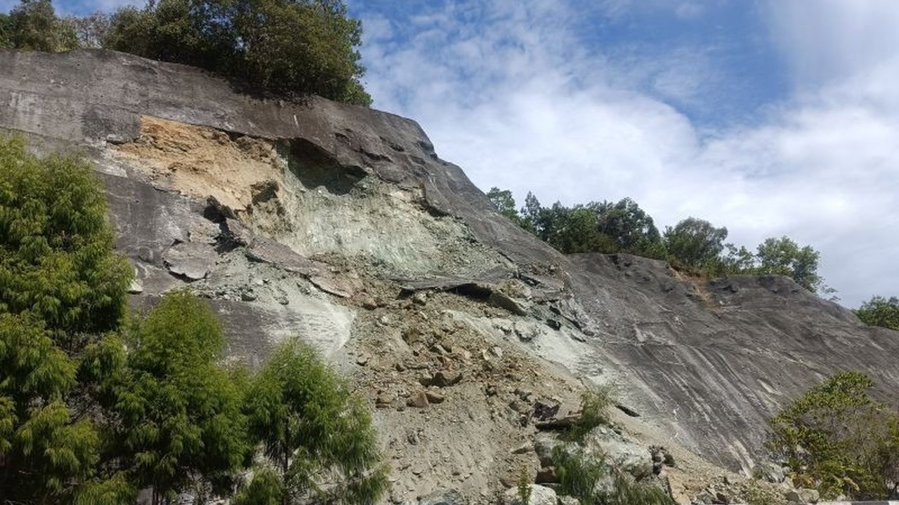 Longsor di Jalan Ring Road Jayapura akibat hujan deras menyebabkan penutupan akses jalan dan membutuhkan penanganan serius dari BPBD Papua dan instansi terkait untuk meminimalisir risiko kerugian.