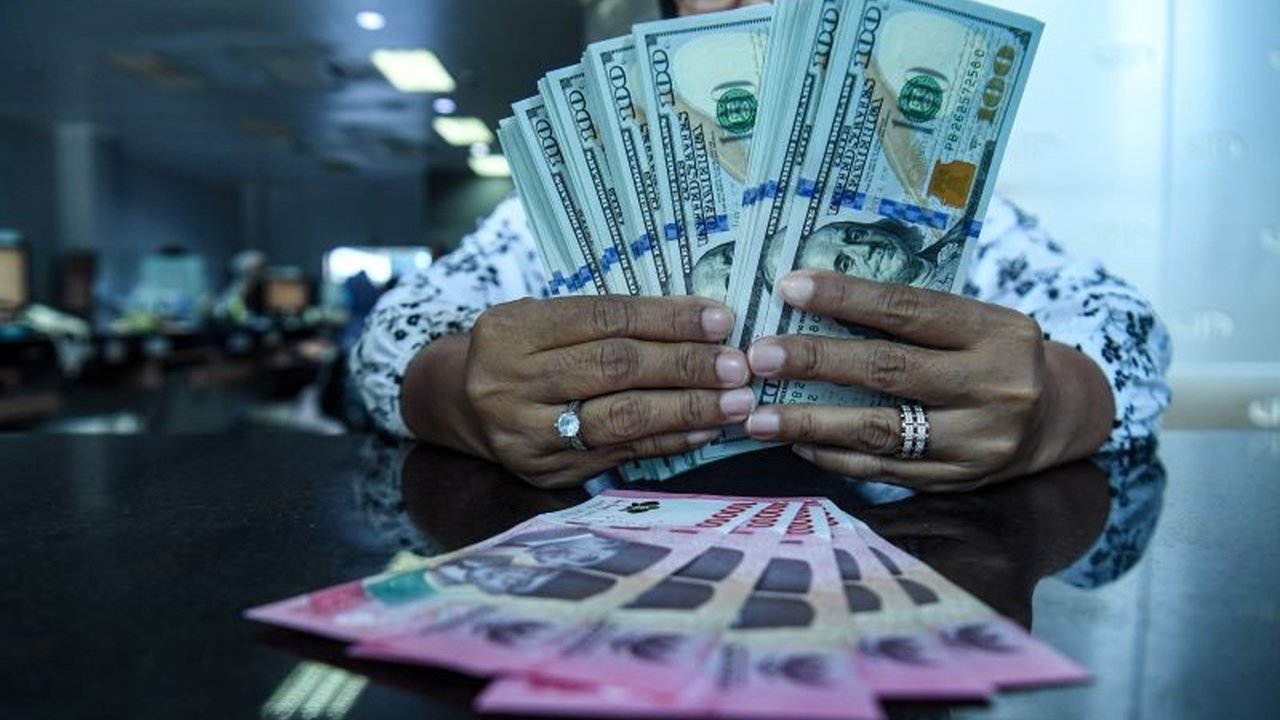 Nilai tukar rupiah hari ini berpotensi menguat, didorong sentimen positif dari pasar regional dan AS, meskipun potensi pelemahan masih ada karena pidato Trump.