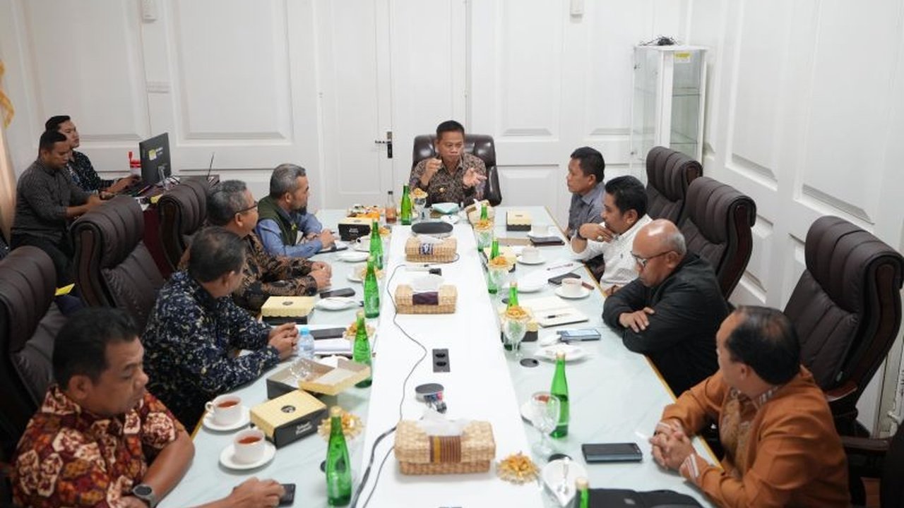 Pj Gubernur Sulsel, Fadjry Djufry, tekankan pentingnya koordinasi antar stakeholder dalam rapat koordinasi swasembada pangan di Makassar, Minggu lalu, guna mencapai target produksi padi, jagung, dan komoditi lainnya.