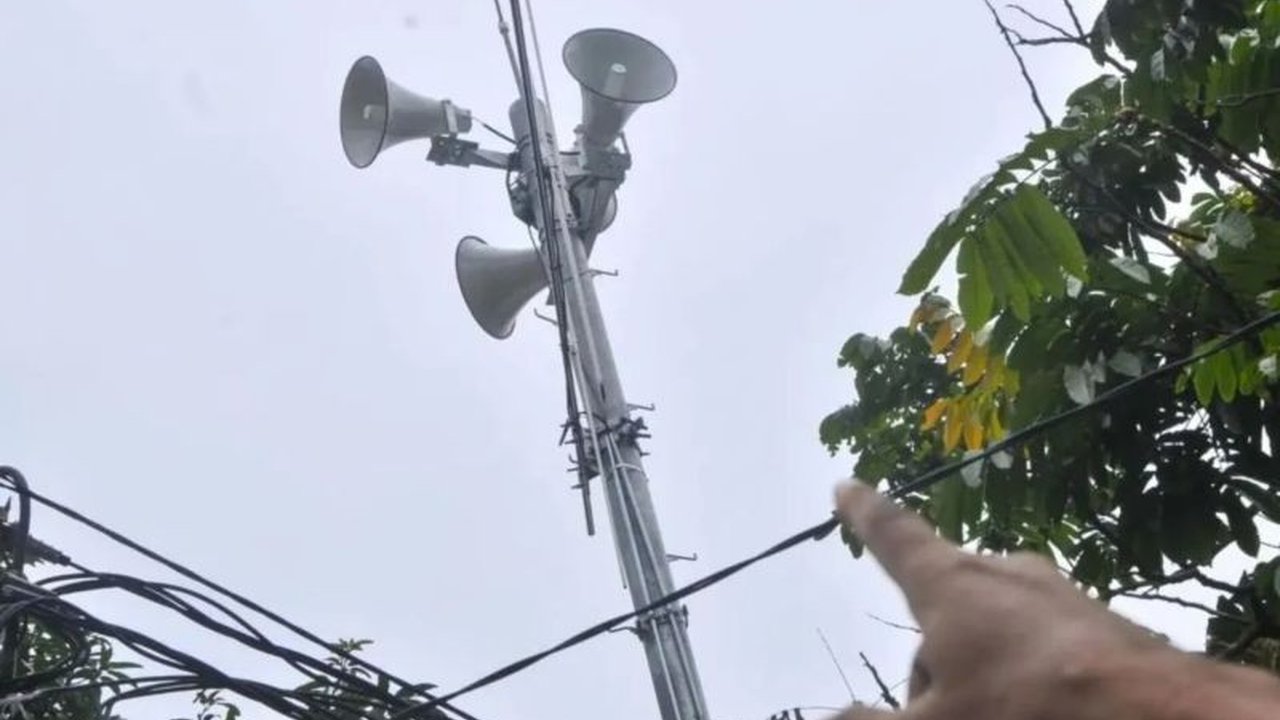 Badan Penanggulangan Bencana Daerah (BPBD) Jakarta Timur memasang 32 sistem peringatan dini banjir (EWS) di berbagai lokasi rawan banjir untuk mengantisipasi musim hujan dan meningkatkan kesiapsiagaan warga.