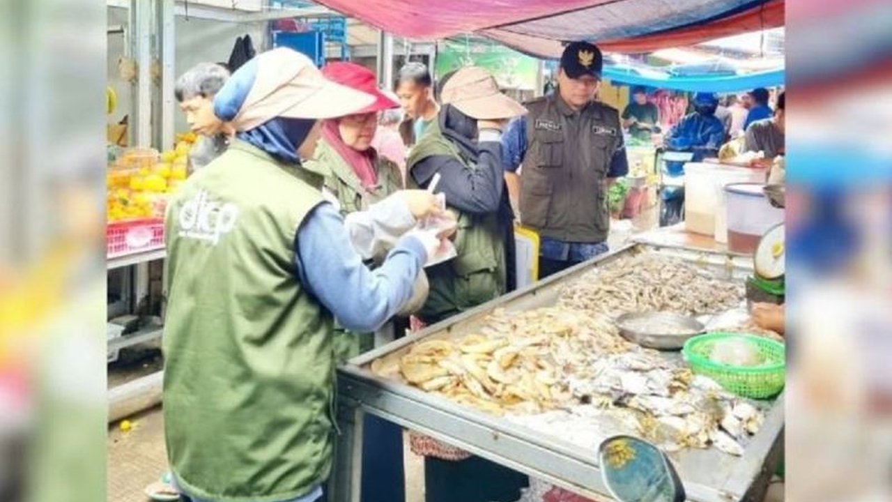 Dinas Ketahanan Pangan Kota Tangerang meningkatkan pengawasan pangan segar untuk mencegah peredaran bahan berbahaya seperti pestisida dan formalin, melibatkan masyarakat lewat Pojok Uji Keamanan Pangan di berbagai pasar.
