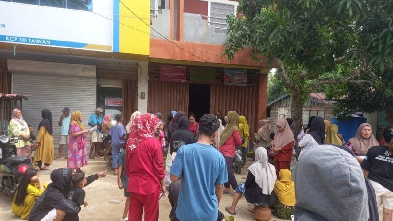 DPRD Nunukan turun langsung mengawasi distribusi gas LPG 3 kg di Pulau Sebatik untuk memastikan pendistribusiannya lancar dan merata, mengatasi antrean panjang dan kelangkaan.
