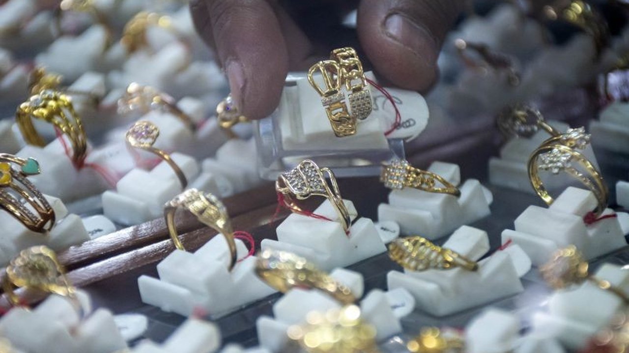 Harga emas Antam hari ini, Senin, 20 Januari 2024, turun tipis menjadi Rp1.585.000 per gram, sementara harga buyback juga mengalami penurunan.