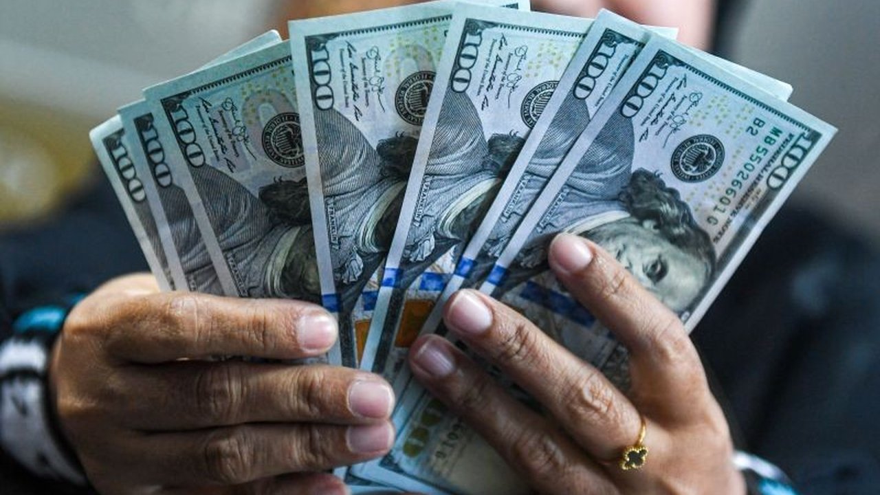 Kurs rupiah terhadap dolar AS menguat tipis pada Senin pagi, 20 Januari 2024,  menjadi Rp16.361 per dolar AS, naik 19 poin dari penutupan sebelumnya.