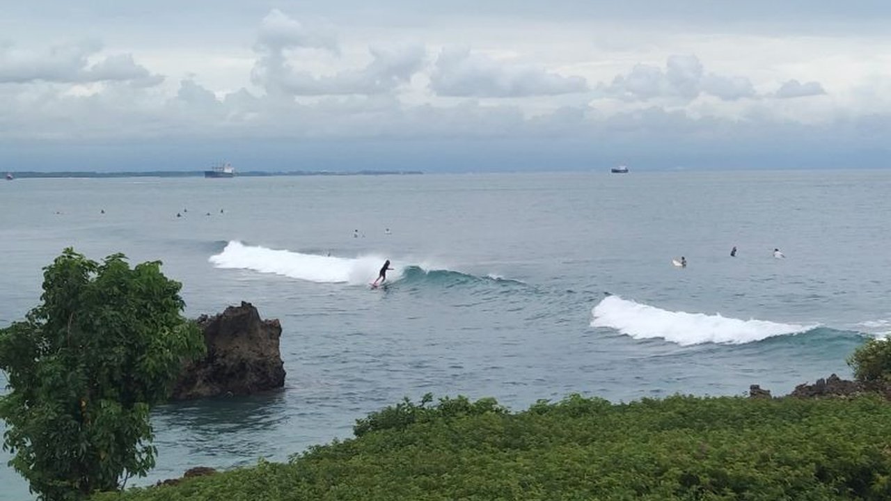 BBMKG Denpasar memperingatkan potensi gelombang laut hingga tiga meter di perairan Bali pada 16-19 Januari 2025, dampak musim hujan dan kondisi cuaca, sehingga masyarakat pesisir dan pengguna laut diimbau untuk selalu waspada.