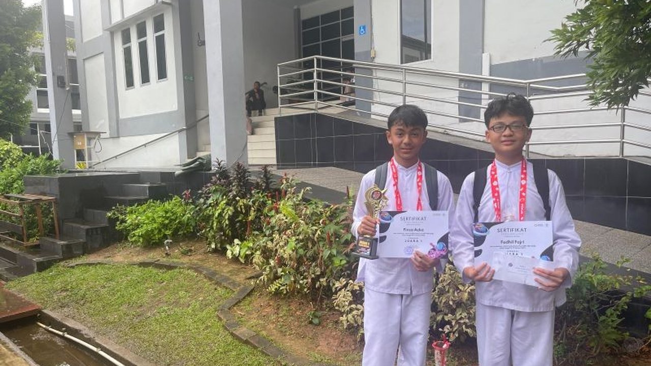 Siswa SMP Islam Alhazhar 17, Fadhil Fajri dan Finza Azka, berhasil meraih juara pertama lomba roket air tingkat Kota Pontianak yang diselenggarakan SMK SMTI Pontianak, mengalahkan 32 tim lainnya.